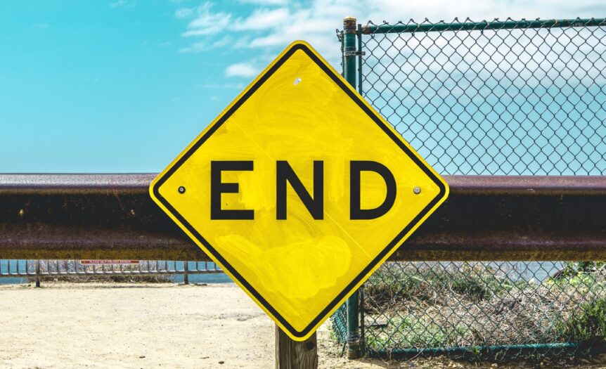 End sign on beige sand