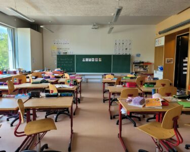 A classroom filled with lots of desks and chairs