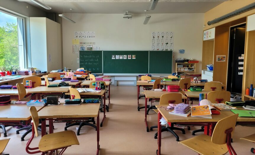 A classroom filled with lots of desks and chairs