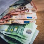 Πού πάνε τα λεφτά όταν εσύ κι εγώ δεν έχουμε;