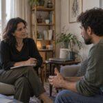 Ανθρώπινη θεραπευτική σχέση και τεχνητή νοημοσύνη στην ψυχική υγεία — εικονογραφική σκηνή συμβουλευτικής